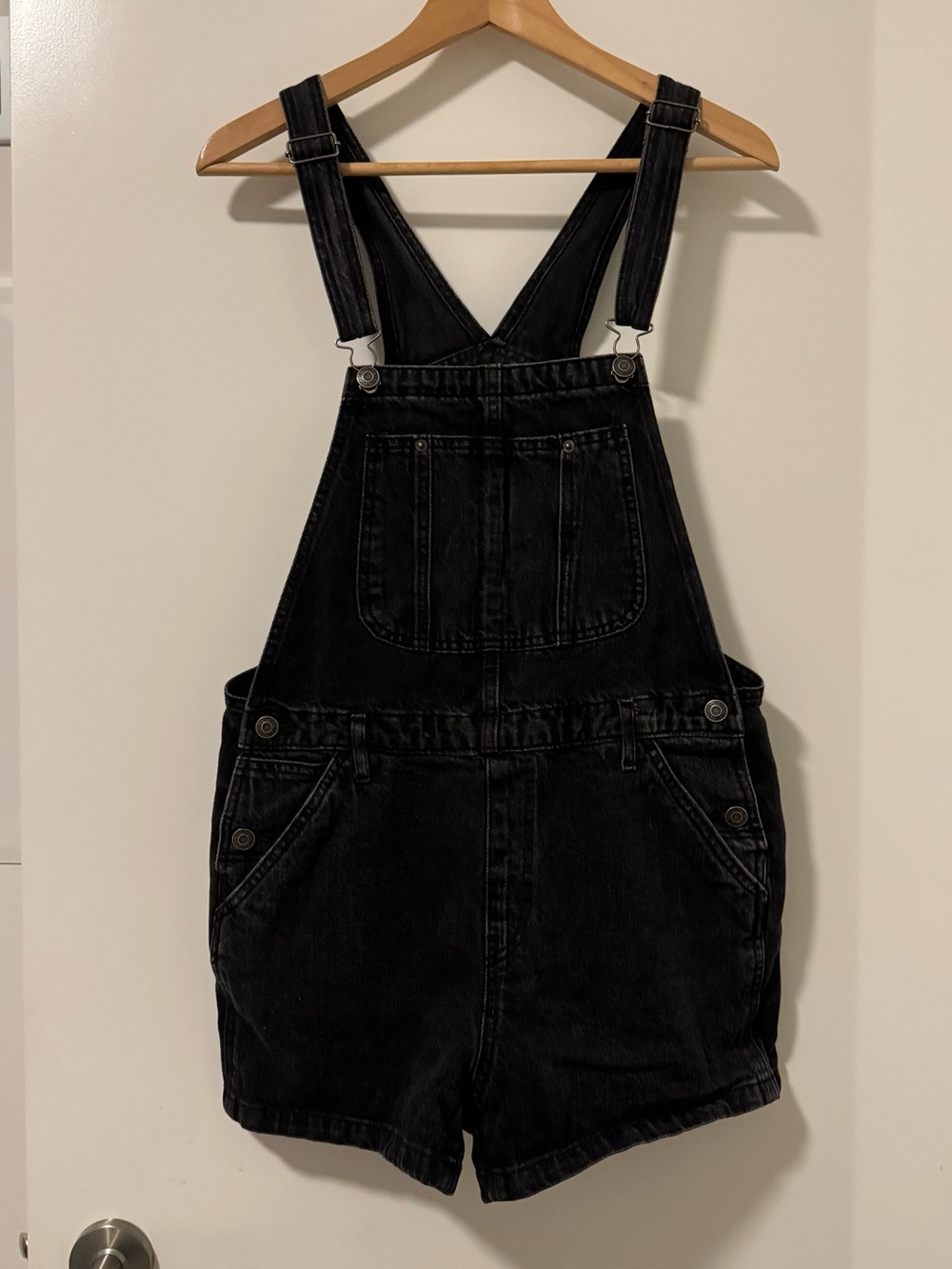 Tna by Aritzia black washed-denim short overalls in size M
